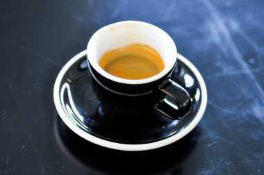Kahve, americano ya da sıcak americano kahvesi.