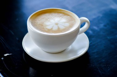 Sıcak kahve, cappuccino kahve, latte kahve ya da sade beyaz kahve.