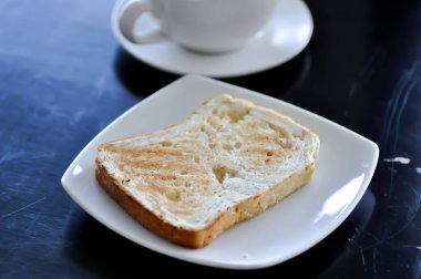 tost veya ekmek, dilimlenmiş ekmek ve sıcak kahve.