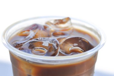 Buzlu kahve, buzlu latte kahve ya da plastik bardakta buzlu kapuçino kahve.