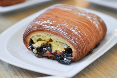 Çikolatalı Ağrı Suisse, Çikolatalı Acı Suisse veya Bestill çikolatalı suisse veya Acı Suisse veya yozlaşmış geleneksel Fransız pastası veya İsviçre ekmeği servis etmek için