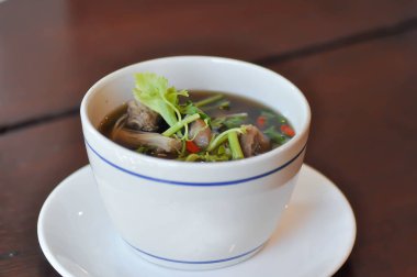 Domuz çorbası, baharatlı çorba veya servis için domuz pirzolası çorbası.