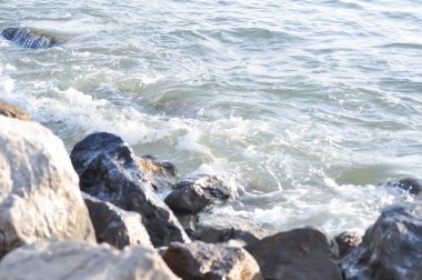 deniz ve sahil arkaplanı veya deniz ve kaya arkaplanı