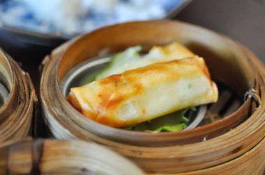 Yumurtalı börek, kızarmış börek ya da vermicelli rulo ya da kızarmış börek ya da küçük sepette kızarmış börek.