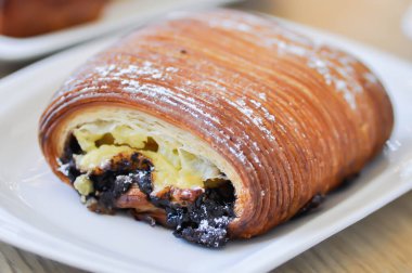 Çikolatalı Ağrı Suisse, Çikolatalı Acı Suisse veya Bestill çikolatalı suisse veya Acı Suisse veya yozlaşmış geleneksel Fransız pastası veya İsviçre ekmeği servis etmek için