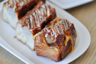 Sosisli ekmek ya da ayrı ekmek ya da servis için sosisli Danimarka ekmeği