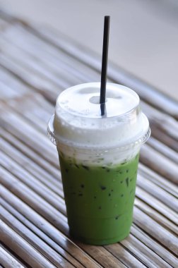Buzlu yeşil çay, buzlu yeşil çay latte ya da buzlu kibrit ya da buzlu kibrit yeşil çay ya da buzlu kirazlı yeşil çay.