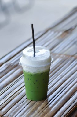 Buzlu yeşil çay, buzlu yeşil çay latte ya da buzlu kibrit ya da buzlu kibrit yeşil çay ya da buzlu kirazlı yeşil çay.