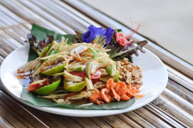 Baharatlı salata, som tam veya Tayland baharatlı salatası veya servis için papaya salatası.