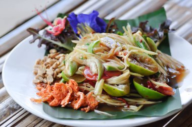 Baharatlı salata, som tam veya Tayland baharatlı salatası veya servis için papaya salatası.