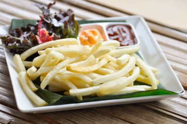 Patates kızartması ya da kızarmış patates, patates kızartması ve peynir sosu.