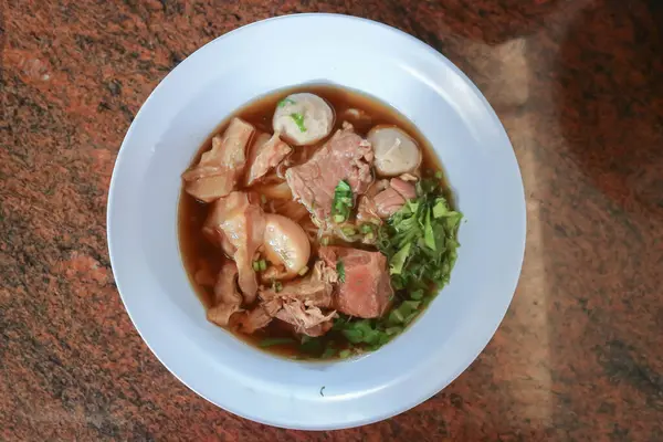 Erişte, Çin eriştesi ya da sığır eti çorbası servis etmek için.