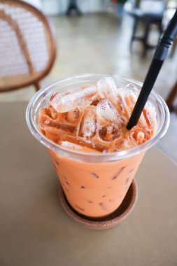 Buzlu çay, sütlü çay veya plastik bardakta Thai çayı.