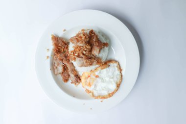 Sarımsaklı, domuzlu ve pirinçli kızarmış domuz ya da pilavlı kızarmış domuz ya da omlet ya da kızarmış yumurta.