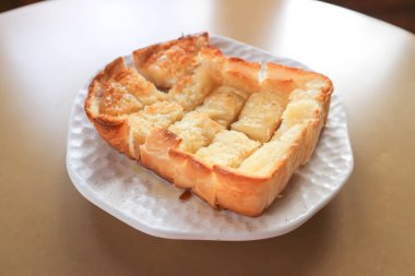 Kızarmış ekmek ya da tereyağlı ekmek, kızarmış ekmek veya servis için dilimlenmiş ekmek.