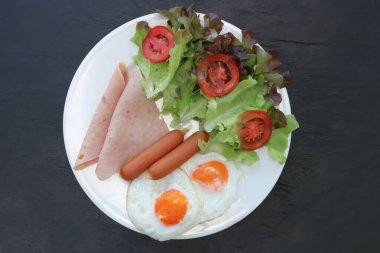 Yumurta, sosis ve sebzeli jambon.