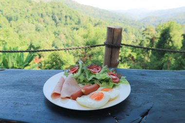 Yumurta, sosis ve sebzeli jambon.