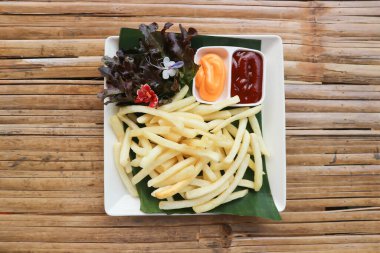 Patates kızartması ya da kızarmış patates, patates kızartması ve peynir sosu.