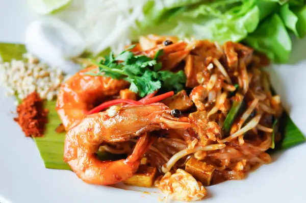 Tayland yemeği, kızarmış erişte, kızarmış erişte ya da servis için karidesli erişte.