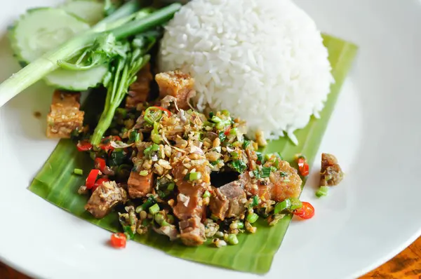 Kızarmış domuz ya da domuz kızartması, domuz kızartması ya da pilav ya da pilav.