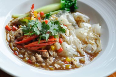 Erişte, domuz eriştesi ya da kızarmış erişte.