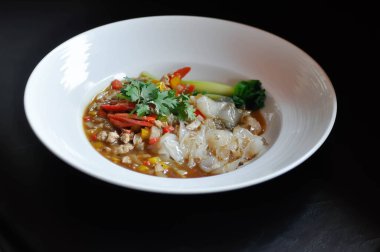 Erişte, domuz eriştesi ya da servis için kızarmış erişte.