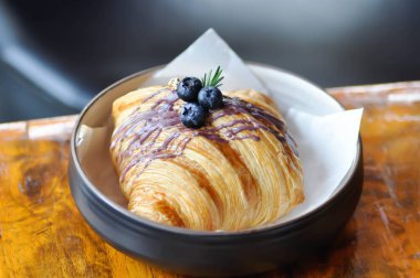 Kruvasan, Fransız kruvasanı veya Fransız ekmeği veya yaban mersinli kruvasan.