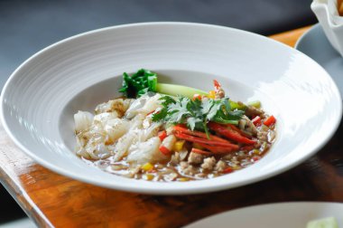 Erişte, domuz eriştesi ya da servis için kızarmış erişte.