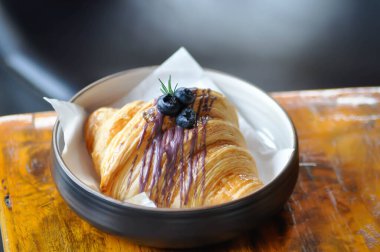 Kruvasan, Fransız kruvasanı veya Fransız ekmeği veya yaban mersinli kruvasan.