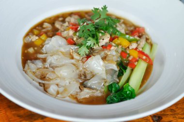 Erişte, domuz eriştesi ya da servis için kızarmış erişte.