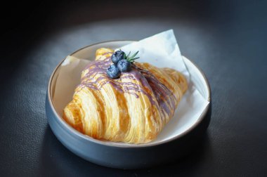 Kruvasan, Fransız kruvasanı veya Fransız ekmeği veya yaban mersinli kruvasan.