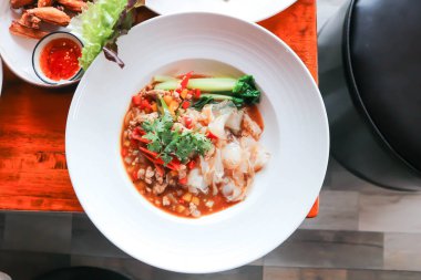 Erişte, domuz eriştesi ya da servis için kızarmış erişte.