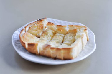 Kızarmış ekmek ya da tereyağlı ekmek, kızarmış ekmek veya servis için dilimlenmiş ekmek.
