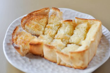 Kızarmış ekmek ya da tereyağlı ekmek, kızarmış ekmek veya servis için dilimlenmiş ekmek.