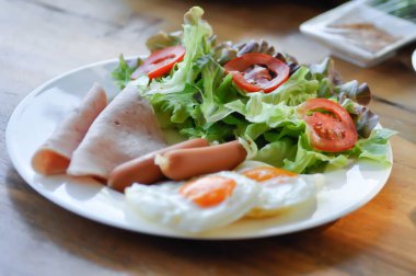 Yumurta, sosis ve jambon. Sebzeli ya da yumurtalı.