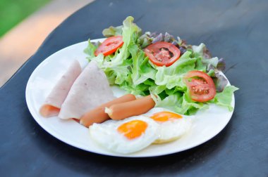 Yumurta, sosis ve jambon. Sebzeli ya da yumurtalı.