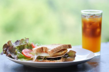 Jambonlu ve peynirli sandviç salata ve portakallı sade kahve veya portakallı americano.