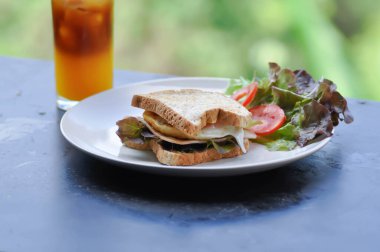 Jambonlu ve peynirli sandviç salata ve portakallı sade kahve veya portakallı americano.