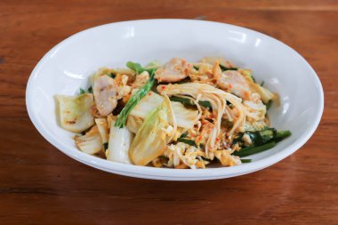İstiridye soslu kızarmış sebze, sebze salatası ya da servis için sukiyaki.