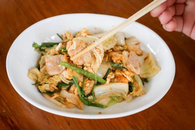 İstiridye soslu kızarmış sebze, sebze salatası ya da servis için sukiyaki.