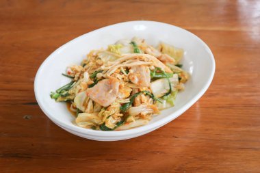 İstiridye soslu kızarmış sebze, sebze salatası ya da servis için sukiyaki.