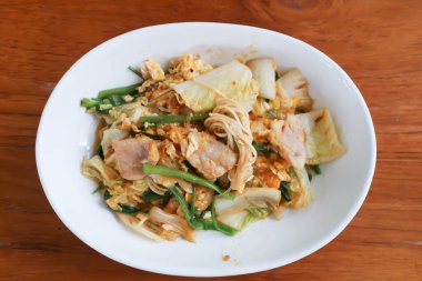 İstiridye soslu kızarmış sebze, sebze salatası ya da servis için sukiyaki.