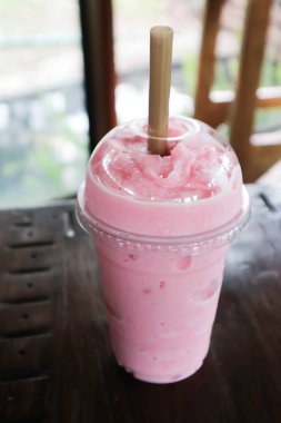 Gül sütü çayı veya gül çayı latte veya smoothie veya çilekli yoğurt smoothie, karışık çilekli smoothie veya çilekli milkshake veya servis için çilekli süt