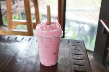 Gül sütü çayı veya gül çayı latte veya smoothie veya çilekli yoğurt smoothie, karışık çilekli smoothie veya çilekli milkshake veya servis için çilekli süt