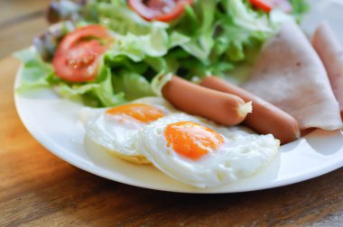 Yumurta, sosis ve jambon. Sebzeli ya da yumurtalı.