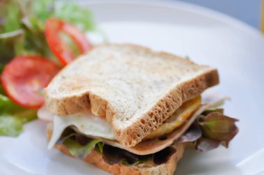 jambonlu peynirli sandviç ya da salatalı yumurta sandviçi.