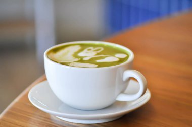 Yeşil çay ya da kiraz yeşili çay, servis için yeşil latte.