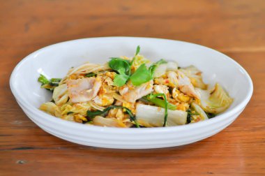 İstiridye soslu kızarmış sebze, sebze salatası ya da servis için sukiyaki.