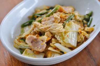 İstiridye soslu kızarmış sebze, sebze salatası ya da servis için sukiyaki.