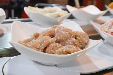 Restoranda pişirmek için çiğ tavuk ya da mayalanmış tavuk.